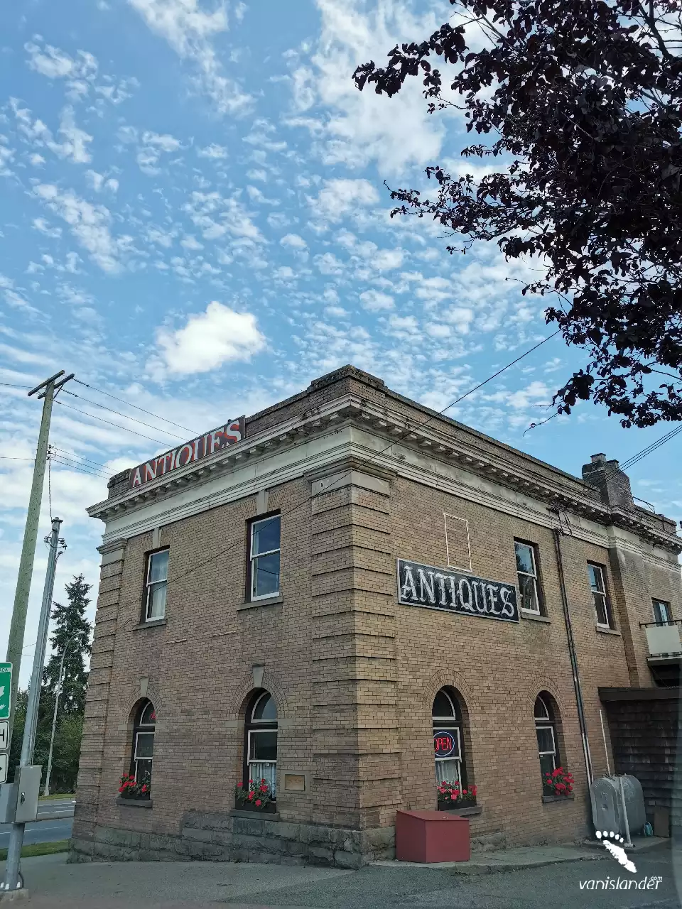 ANTIQUES Building view in Ladysmith, Vancouver Island
